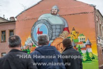 Изображение богатыря на коне и со щитом в стиле граффити нарисовали уличные художники на здании по улице Пешкова в Нижнем Новгороде