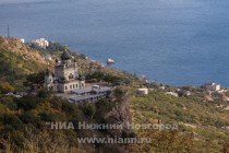 Храм Воскресения Христова расположен на Красной скале, которая как-бы отделена от основного горного массива