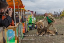 Олег Зубков лично заводит всех желающих, по сути, в клетку со львами