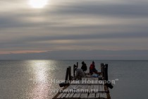 Расположен на побережье Чёрного моря, на берегу Коктебельского залива, у подножия вулканического массива Карадаг