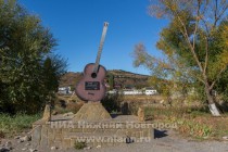 В селе Морское близ крымского курорта Судак воздвигнут монумент, посвященный 30-летию образования группы “Кино”