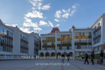 А это здание - школа в Артеке, которая рассчитана на одновременное обучение 1 224 учеников 3-11 классов в 51 школьной аудитории