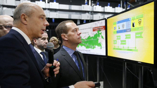 Премьер-министр РФ Дмитрий Медведев посетил центр обработки данных №1 ФНС России в Городце Нижегородской области