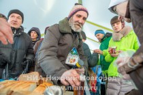 Раздача горячих обедов и новогодних подарков людям без определенного места жительства