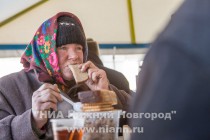 Раздача горячих обедов и новогодних подарков людям без определенного места жительства