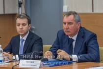 Заместитель председателя правительства Дмитрий Рогозин и министр связи и массовых коммуникаций Николай Никифоров (справа налево)