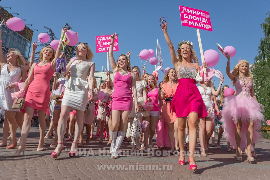 Парад блондинок прошел по Большой Покровской в Нижнем Новгороде