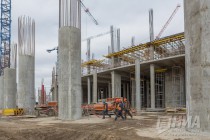 Сейчас строители приступили к армированию колонн третьего этажа в двух секторах из четырёх