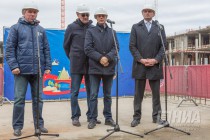 Гендиректор Оргкомитета Россия-2018 Алексей Сорокин, директор департамента FIFA по проведению соревнований Колин Смит и замгубернатора области Дмитрий Сватковский (слева направо)