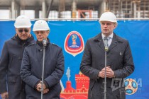 Директор департамента FIFA по проведению соревнований Колин Смит (второй срава) и замгубернатора области Дмитрий Сватковский (справа)