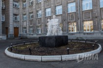 Памятник Максиму Горькому на территории лицея № 36