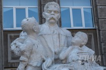 Памятник Максиму Горькому на территории лицея № 36