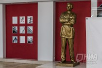 Памятник Максиму Горькому в холле администрации Нижнего Новгорода