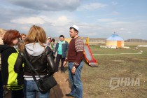 Фермер Евгений Нечаев проводит экскурсию для гостей экоаула Джайляу