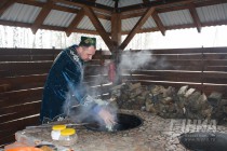 Повар (и одновременно фермер Алексей Семернинов) начинает готовить плов