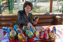 Выставка расписанных к Пасхе страусиных яиц