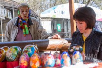 Выставка расписанных к Пасхе страусиных яиц