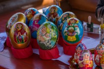 Выставка расписанных к Пасхе страусиных яиц