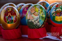 Выставка расписанных к Пасхе страусиных яиц