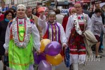 Шествие Первомайской колонны по улице Большая Покровская в Нижнем Новгороде