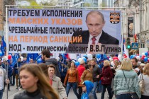 Шествие Первомайской колонны по улице Большая Покровская в Нижнем Новгороде