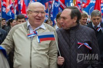 Шествие Первомайской колонны по улице Большая Покровская в Нижнем Новгороде