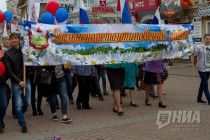 Шествие Первомайской колонны по улице Большая Покровская в Нижнем Новгороде