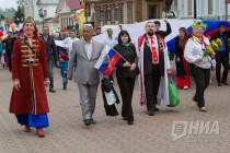 Шествие Первомайской колонны по улице Большая Покровская в Нижнем Новгороде