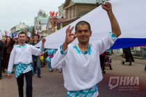 Шествие Первомайской колонны по улице Большая Покровская в Нижнем Новгороде