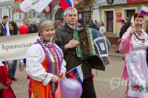 Шествие Первомайской колонны по улице Большая Покровская в Нижнем Новгороде