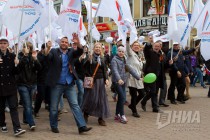 Шествие Первомайской колонны по улице Большая Покровская в Нижнем Новгороде