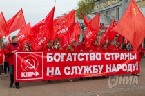 Шествие Первомайской колонны по улице Большая Покровская в Нижнем Новгороде