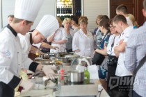 Участники V фестиваля кулинарного искусства Арзамасский гусь должны были приготовить быстро, вкусно, красиво и с огоньком символическое для Арзамаса блюдо – гуся