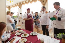 Участник профессионального конкурса представляет свое блюд жюри на V фестивале кулинарного искусства Арзамасский гусь