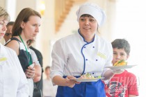 Участница профессионального конкурса представляет свое блюд жюри на V фестивале кулинарного искусства Арзамасский гусь