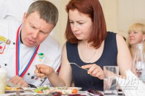 Члены жюри профессионального конкурса V фестиваля кулинарного искусства Арзамасский гусь Михаил Дряхлов и Катерина Смирнова