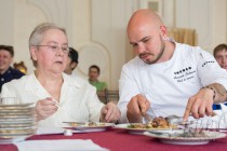 Члены жюри профессионального конкурса V фестиваля  кулинарного искусства Арзамасский гусь тележурналист Валентина Бузмакова и шеф-повар Александр Кокурин