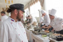 Член жюри, адепт русской кухни Максим Сырников следит за работой участников профессионального кулинарного конкурса