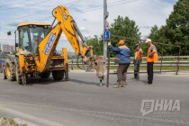 Рабочие возводят забор на въезде на Молитовский мост, который закрыт на капитальный ремонт