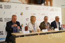 Глава г.о.г. Выкса Владимир Кочетов, председатель попечительского совета благотворительного фонда ОМК-Участие Ирина Седых, куратор фестиваля Олег Шапиро и директор по связям с общественностью ОАО ОМК Александр Кастравец