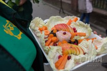 Пока малышка находится на грудном вскармливании, но уже через несколько месяцев станет пробовать пищу взрослых особей