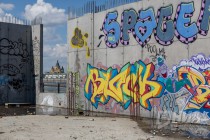 Заброшенная стройка на Нижневолжской набережной превратилась в площадку для стрит-арта