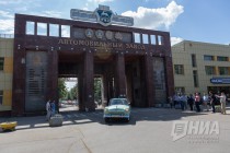 Раритетные автомобили проехали также через ворота Главной проходной Горьковского автозавода, как проезжали много лет назад