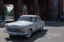 Раритетные автомобили проехали также через ворота Главной проходной Горьковского автозавода, как проезжали много лет назад