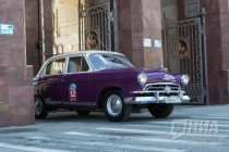 Раритетные автомобили проехали также через ворота Главной проходной Горьковского автозавода, как проезжали много лет назад