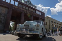 Раритетные автомобили проехали также через ворота Главной проходной Горьковского автозавода, как проезжали много лет назад