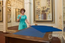 Письменный стол писателя Максима Горького. На фото директор музея Лариса Моторина.