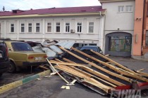 Сорванная порывом ветра крыша здания в Нижнем Новгороде повредила несколько автомобилей