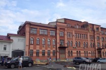 Сорванная порывом ветра крыша здания в Нижнем Новгороде повредила несколько автомобилей