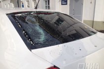 Сорванная порывом ветра крыша здания в Нижнем Новгороде повредила несколько автомобилей